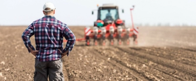 Agricultorii europeni dau de pământ cu planul Comisiei Europene: „Distrug suveranitatea alimentară europeană” / „O nebunie strategică pentru care vom plăti cu toţii”