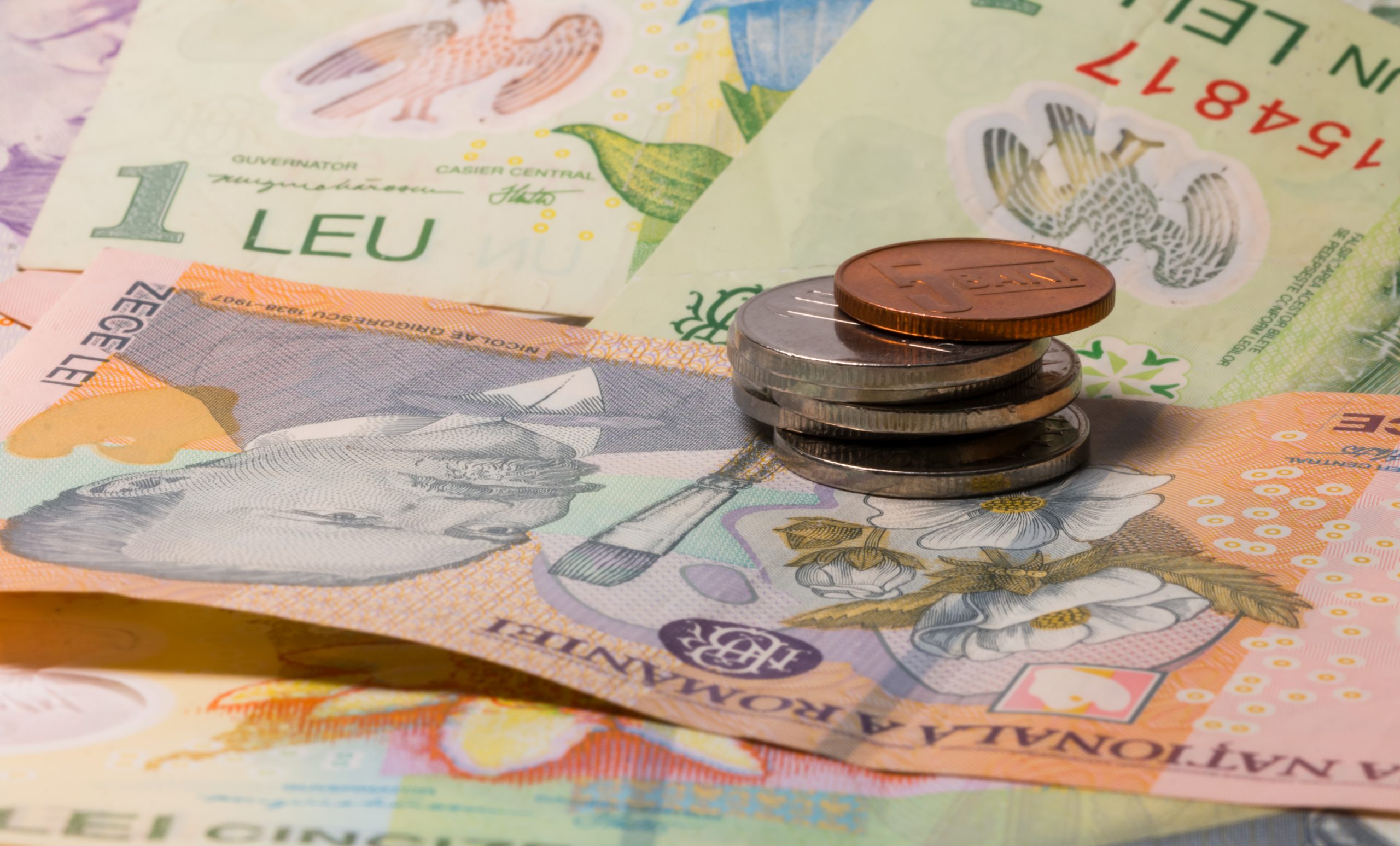 În plină austeritate, economiile românilor cresc ca în basme