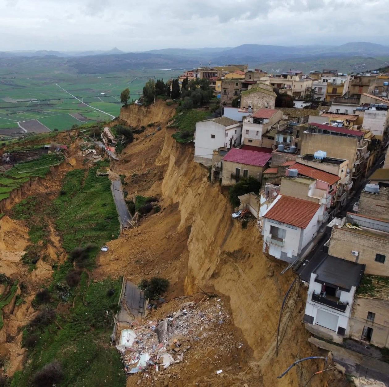 casele se clatină pe marginea unei prăpastii din orașul Niscemi. 1.500 de persoane, evacuate