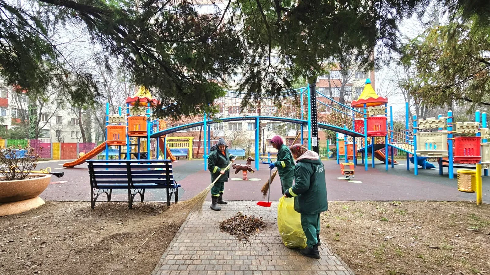 Locurile de joacă din Sectorul 4, curățate și igienizate de angajații societății Totul Verde