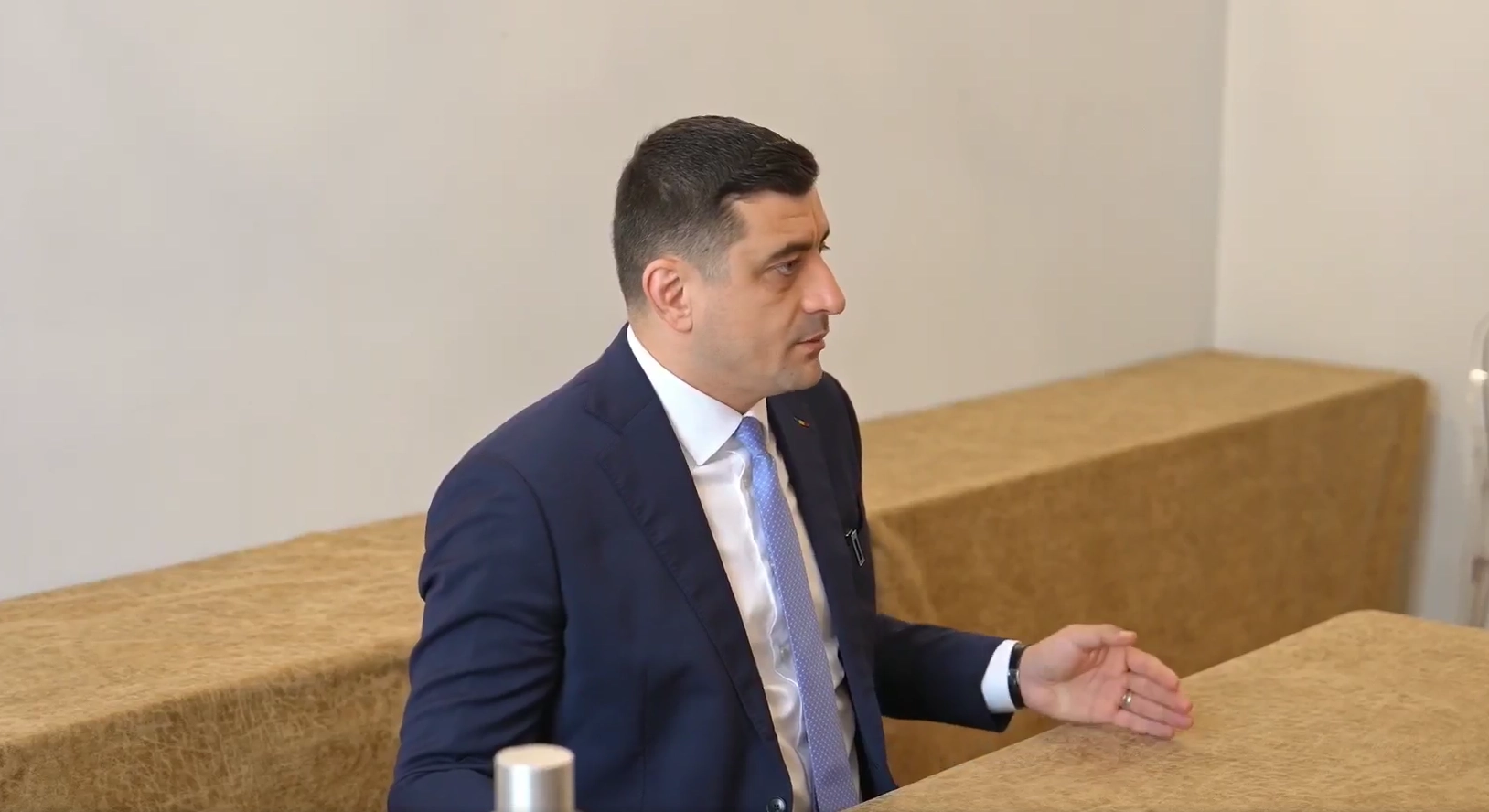 VIDEO George Simion tună și fulgeră la adresa Guvernului: ‘Toată România explodează’ / Protest AUR la Curtea de Argeș