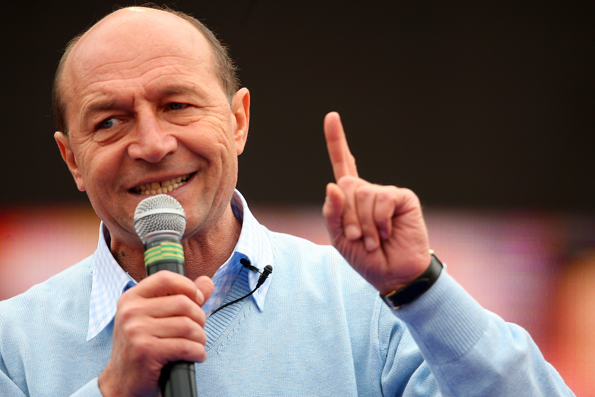 Traian Băsescu îi jignește pe votanții lui Călin Georgescu, după participarea lui Nicușor Dan la Consiliul Păcii: „O clică de nătărăi”