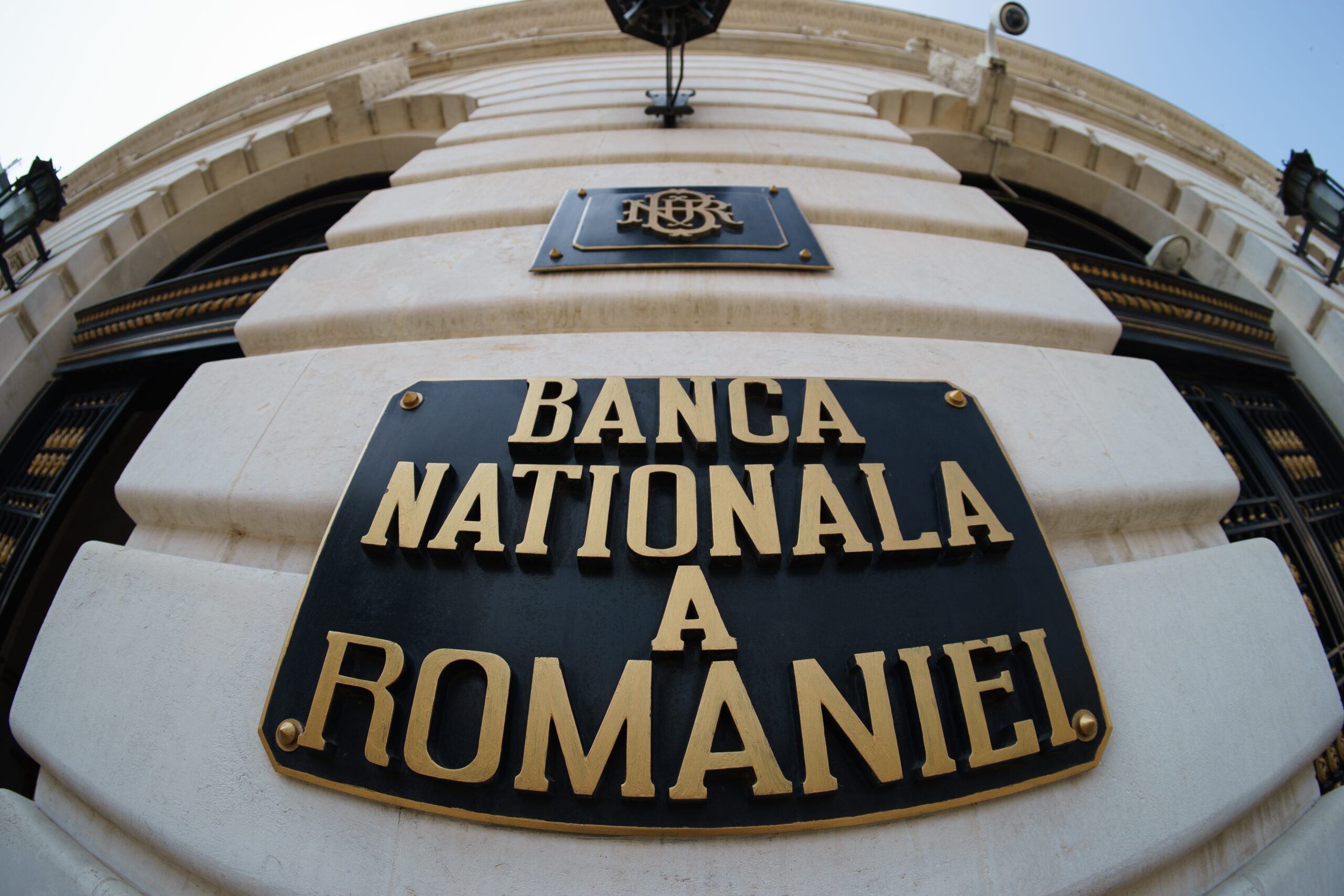 BNR avertizează că prețurile vor scădea mai greu decât se speră. Ce se întâmplă cu inflația și salariile în 2026