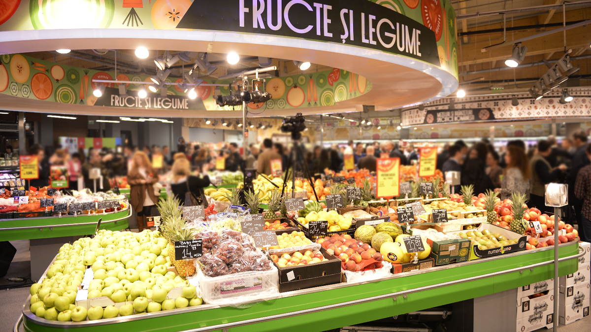 România importă fructe și legume de miliarde de euro. Comerciații dau vina și pe cumpărătorii care preferă aspectul în detrimentul calității