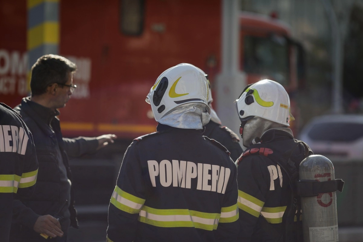 O maşină a luat foc în mers: se aflau doi adulţi şi un minor
