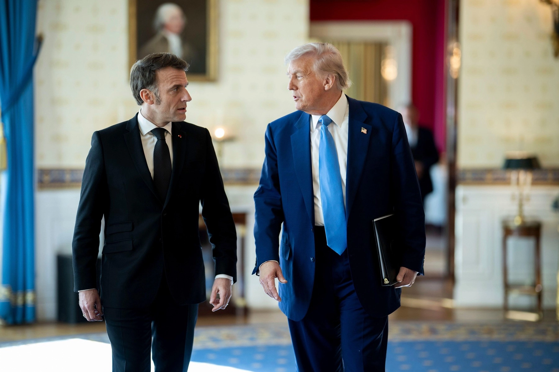 Emmanuel Macron a ajuns să se roage de Donald Trump: Îi cere mila pentru francezii intrați sub sancțiunile SUA