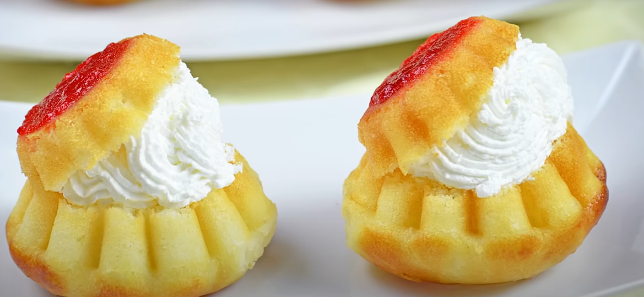 Savarina, prăjitura copiilor din anii ’70, a revenit în cofetării. Se poate prepara și acasă. Rețeta pe care nu o puteți rata