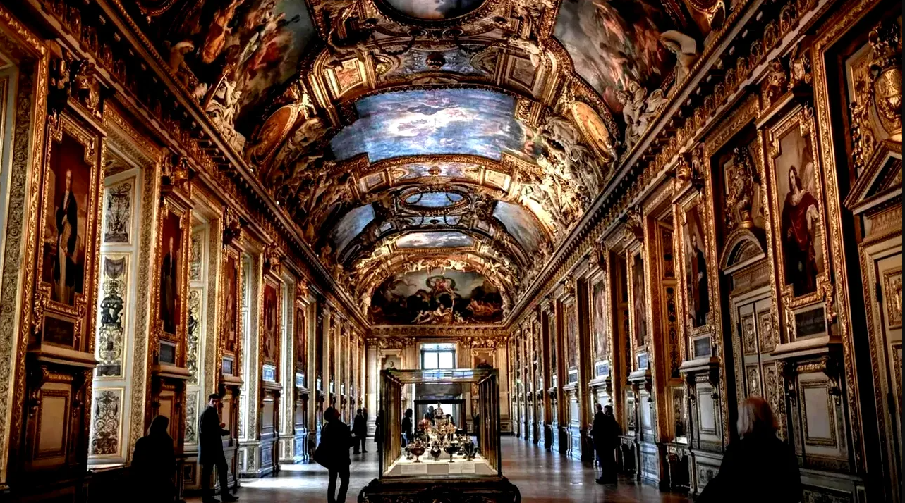 Noul director al Luvrului vine de la Versailles. Cine este „expertul“ care trebuie să rupă „blestemul“ abătut asupra celui mai faimos muzeu al lumii