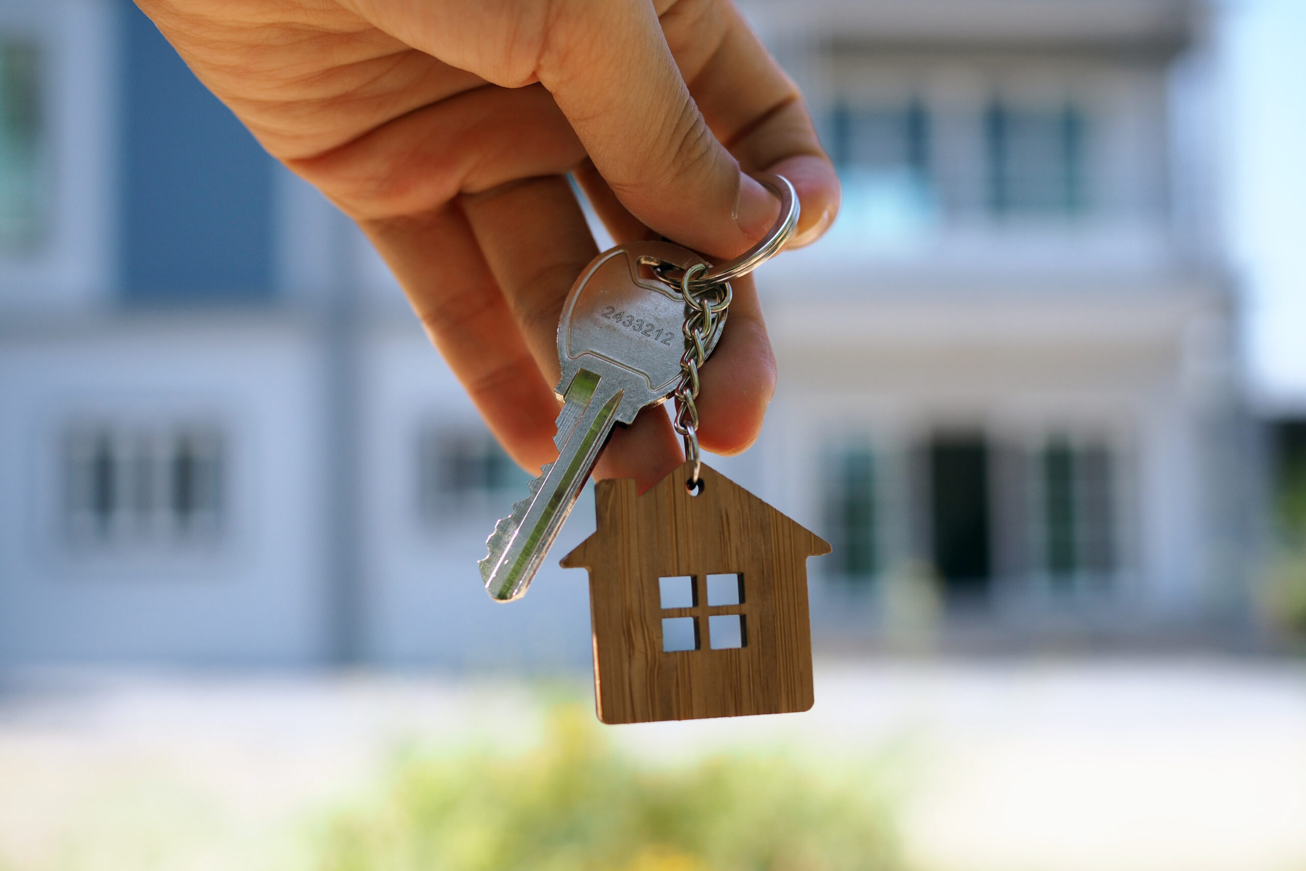 Oferte „de nerefuzat” pe piața imobiliară. Unde găsești case și apartamente la cele mai mici prețuri