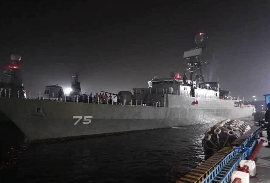 Un submarin necunoscut a atacat o navă iraniană de război lângă Sri Lanka. Peste 100 de dispăruți, zeci de răniți