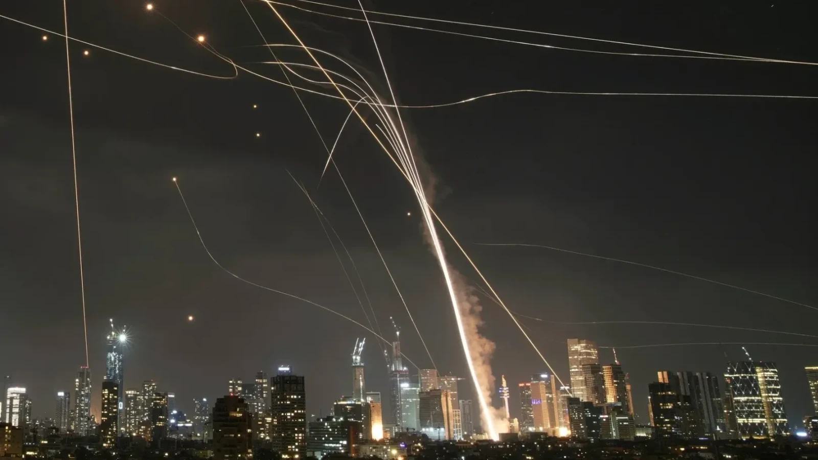 Noapte de foc în Orientul Mijlociu: rachetele Iranului au atacat Israelul / Drone interceptate și în Arabia Saudită, Dubai şi Qatar