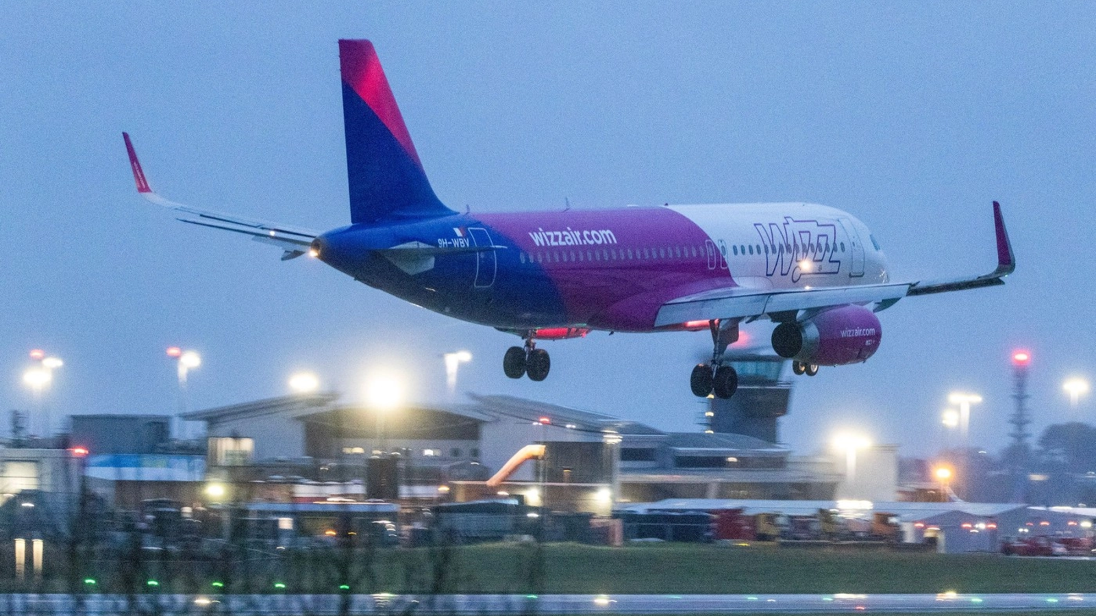 Scumpirea combustibililor zguduie aviația: Wizz Air anunță mutări masive zboruri