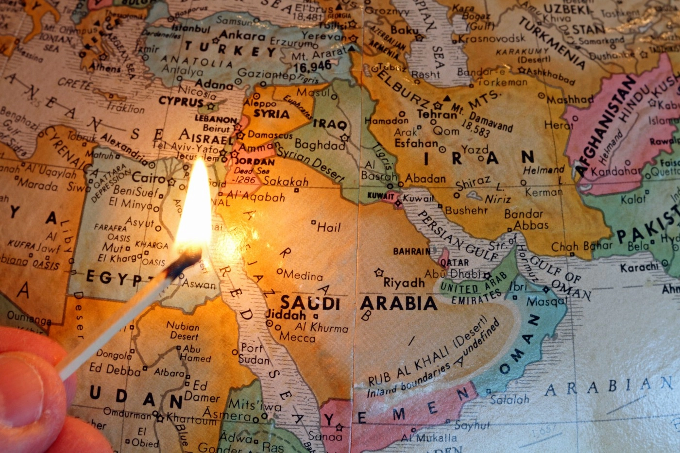 VIDEO Iranul a atacat cea mai mare bază militară americană din Qatar și o rafinărie importantă din Emiratele Arabe Unite