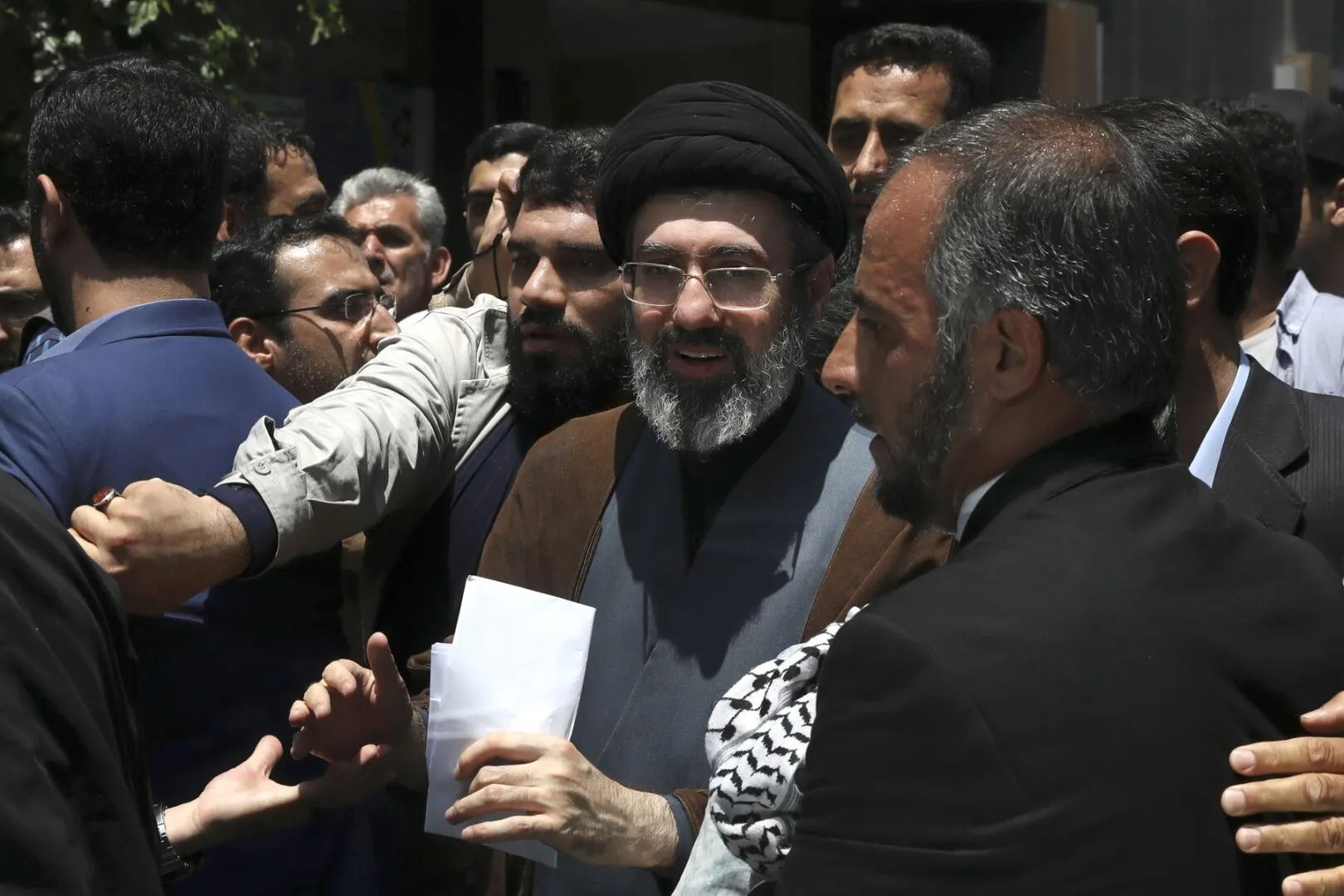 Noul lider suprem iranian, Mojtaba Khamenei, ar avea un imperiu financiar colosal