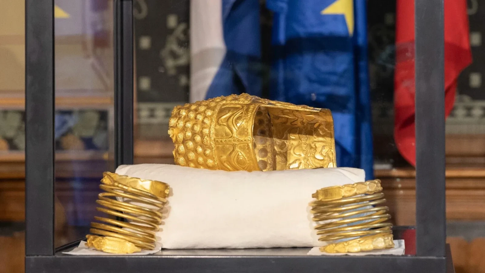 Coiful de aur de la Coţofeneşti şi două brăţări de aur vor fi expuse publicului la Muzeul Naţional de Istorie al României