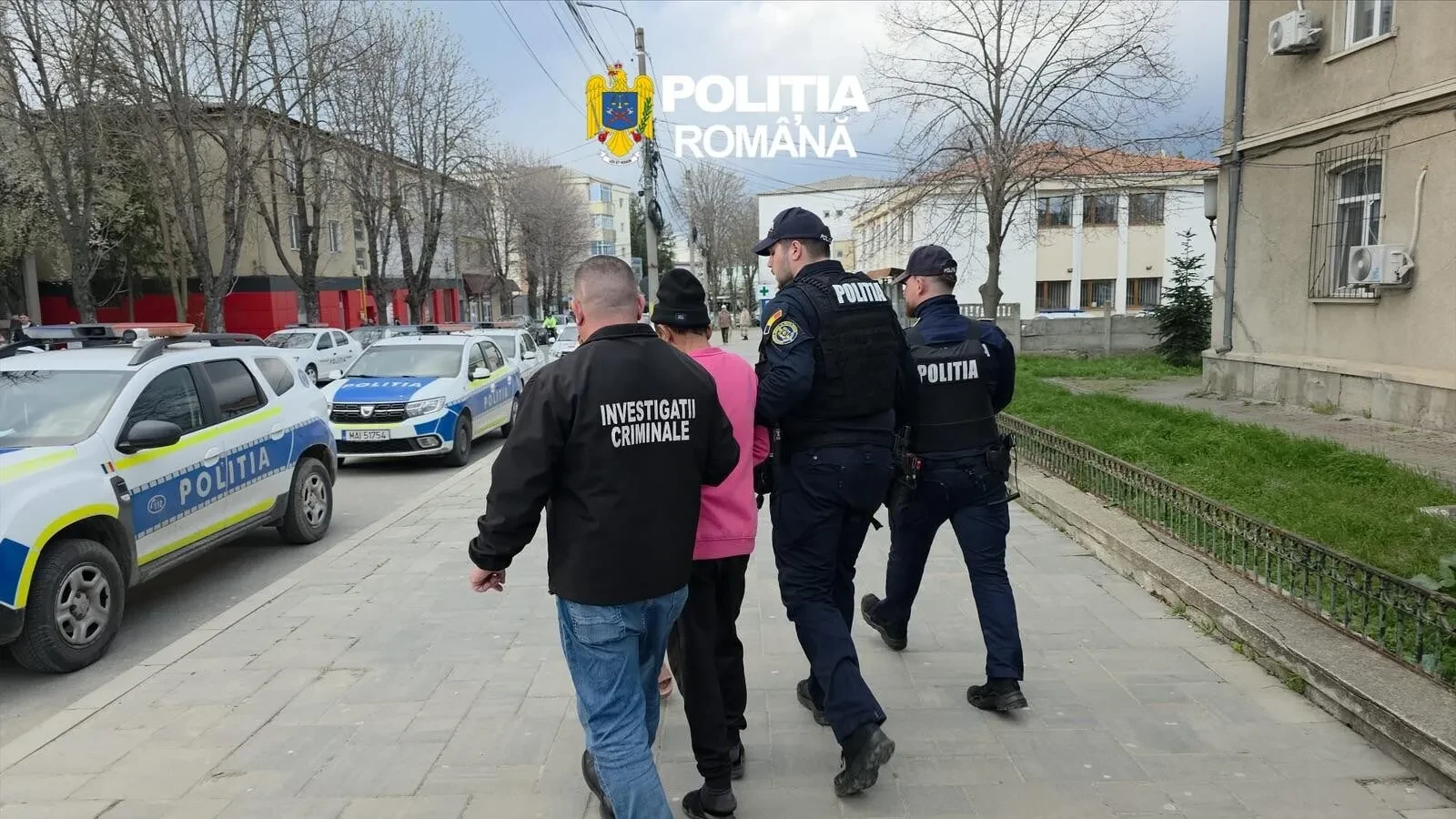 VIDEO ‘Fantoma din cimitir’ a fost prinsă: Coordona o rețea de minori să spargă mașini și să jefuiască morminte