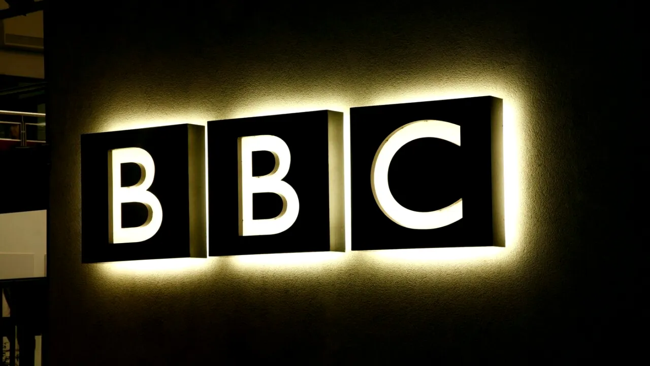 BBC va concedia până la 2.000 de angajați, cea mai mare reducere de personal din ultimii 15 ani
