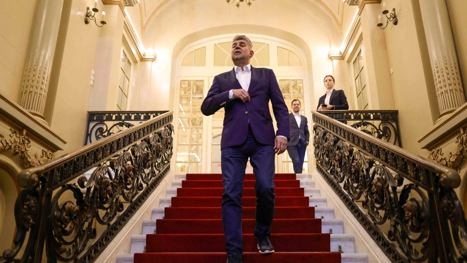 „Microbistul” Ciolacu îl îndeamnă pe Bolojan să demisioneze printr-un îndemn devenit celebru în fotbalul românesc / VIDEO