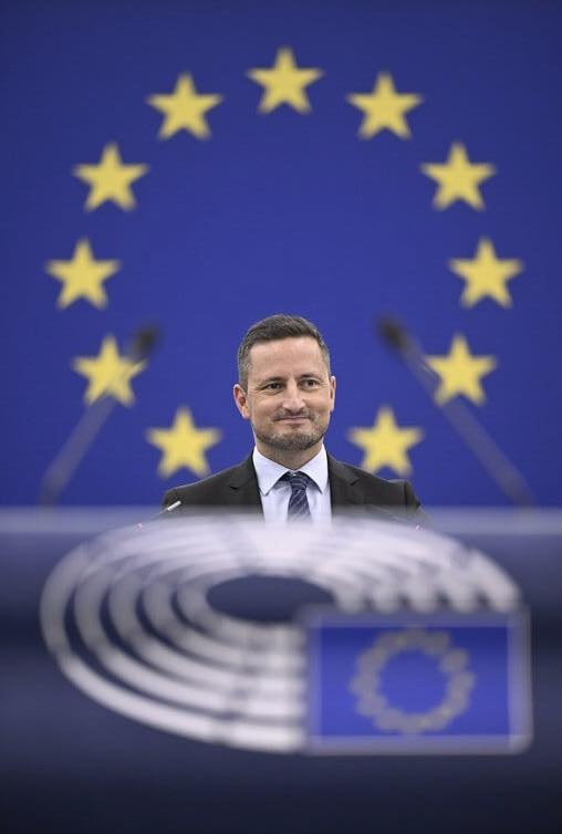 Europarlamentar român dansează pe manele la Bruxelles