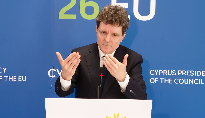 Nicușor Dan semnează din Cipru demisiile miniștrilor PSD. Ce spune președintele de criza politică