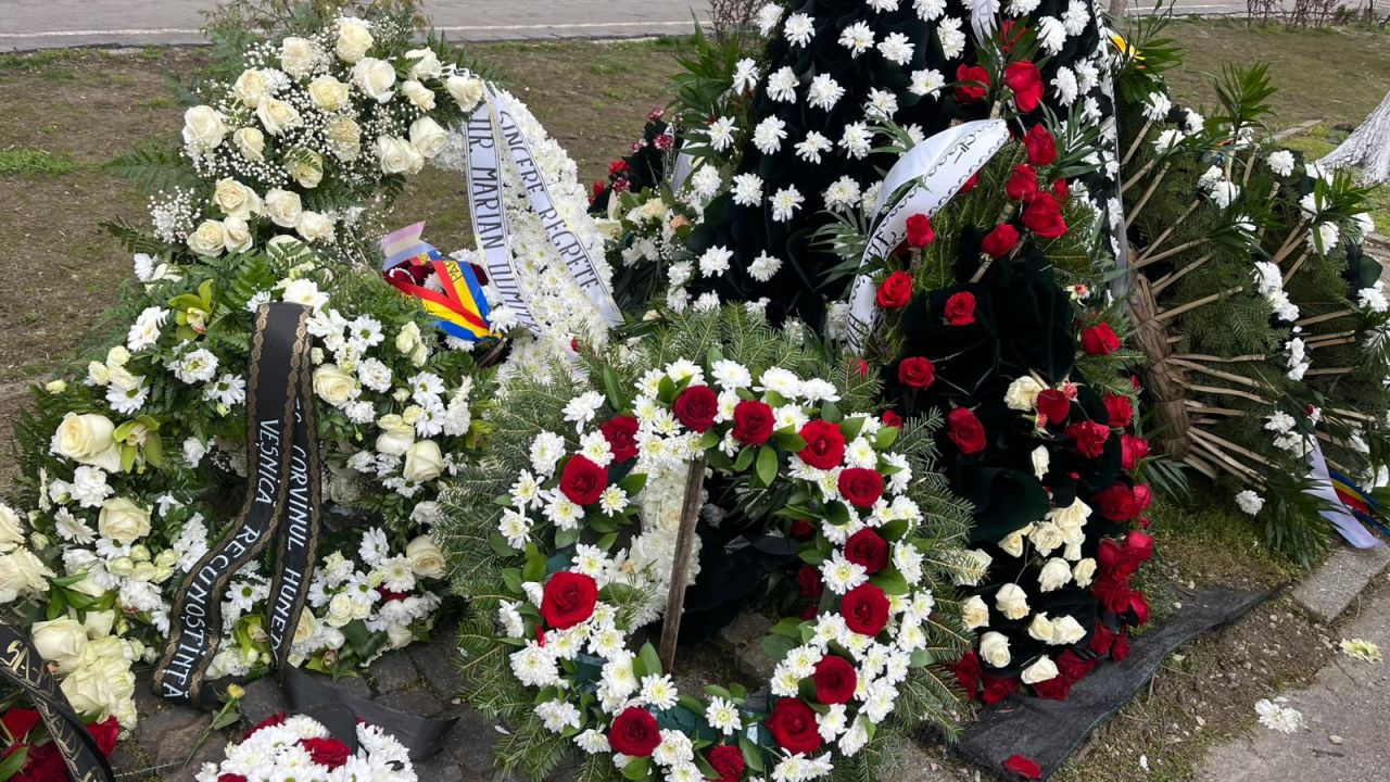 Mircea Lucescu a fost înmormântat. Cimitirul Bellu, „împodobit” cu zeci de coroane