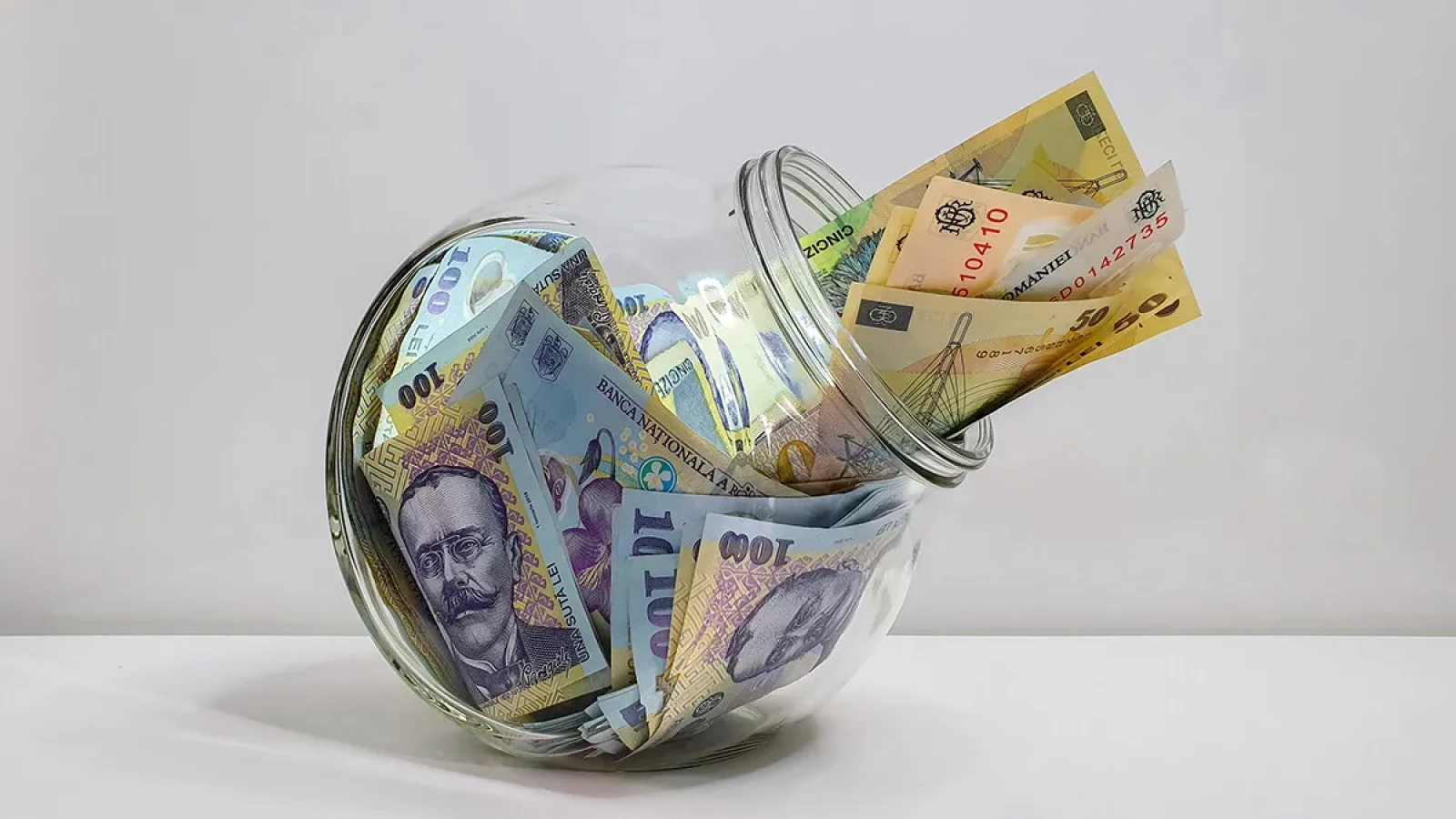 Bani deoparte pentru zile negre. Doar unul din zece români economisește pentru avere: „Viața e scumpă în România, facturile sunt mari”
