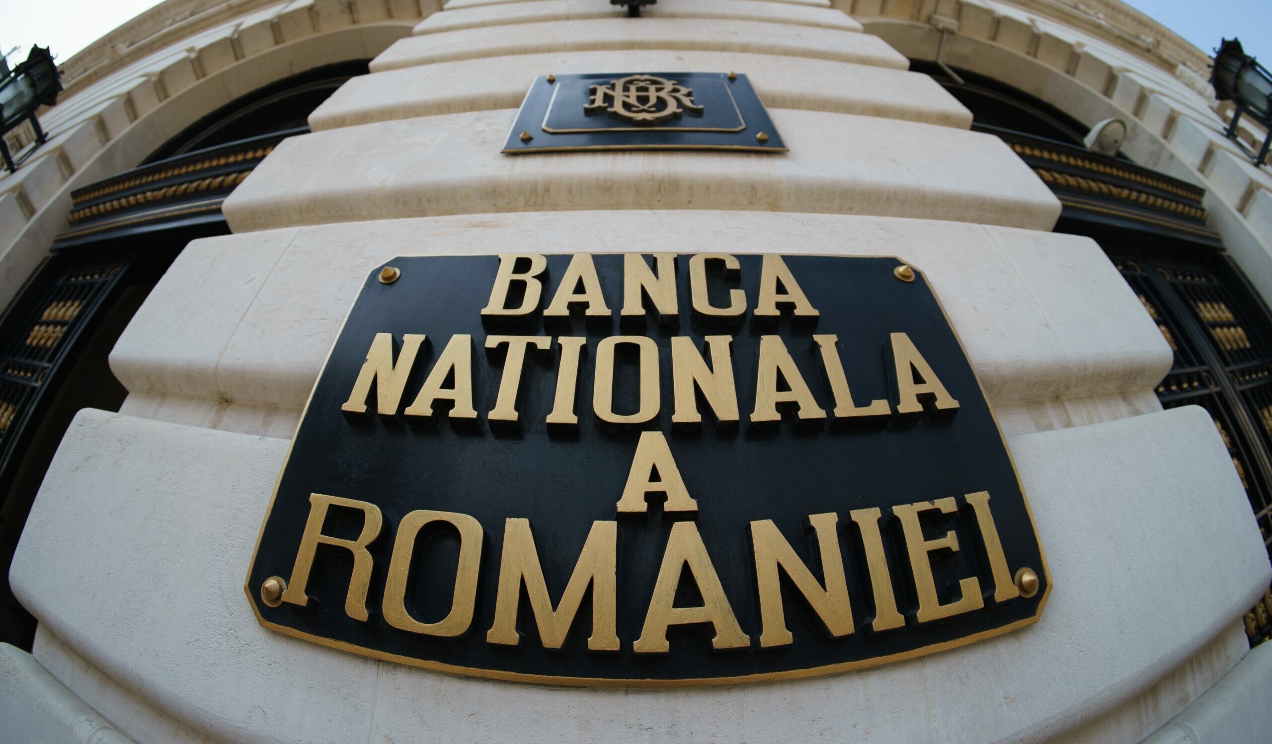 Cu o zi înainte de moțiunea de cenzură leul își continuă deprecierea. La cât este cotată azi moneda națională de BNR