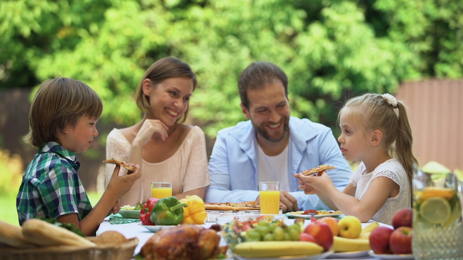 De ce toxiinfecția alimentară lovește mai des vara. Simptomele care nu trebuie ignorate și cum te poți proteja