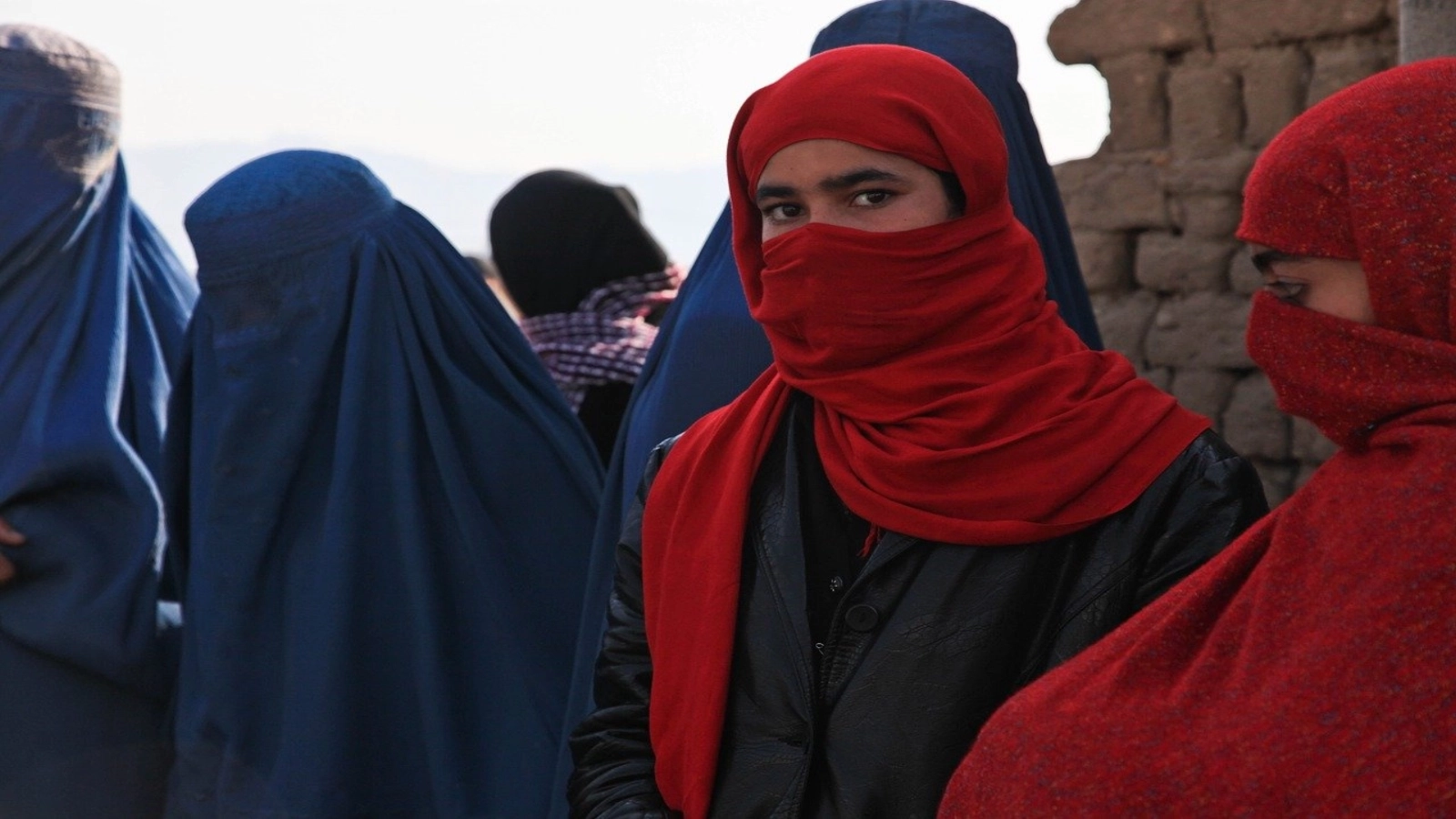 Talibanii au legalizat căsătoriile între copii în Afganistan. Fetele pot contesta mariajul doar după majorat