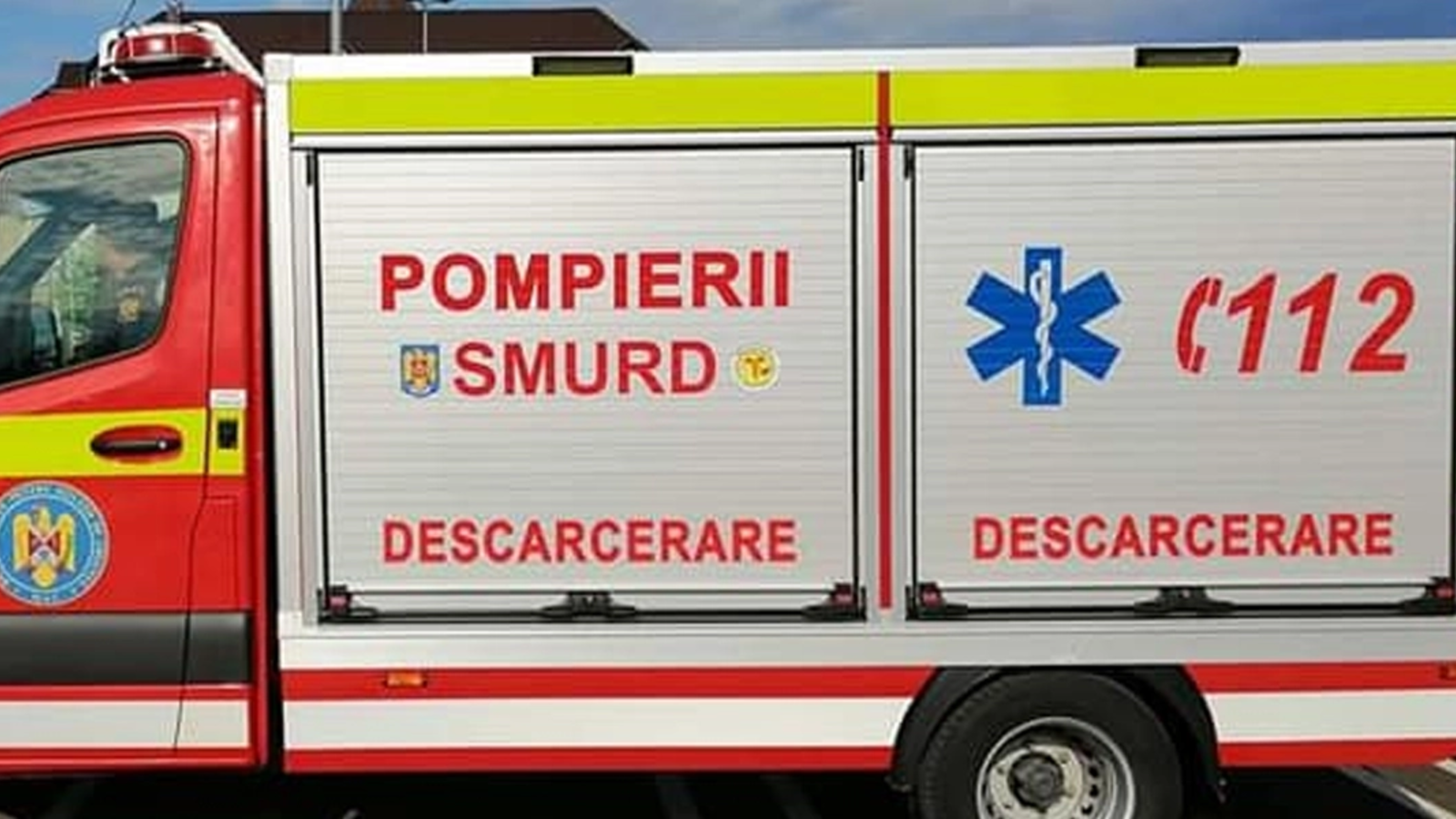 Intervenţie a pompierilor pentru deblocarea unei maşini în care se aflau doi bebeluşi de cinci luni