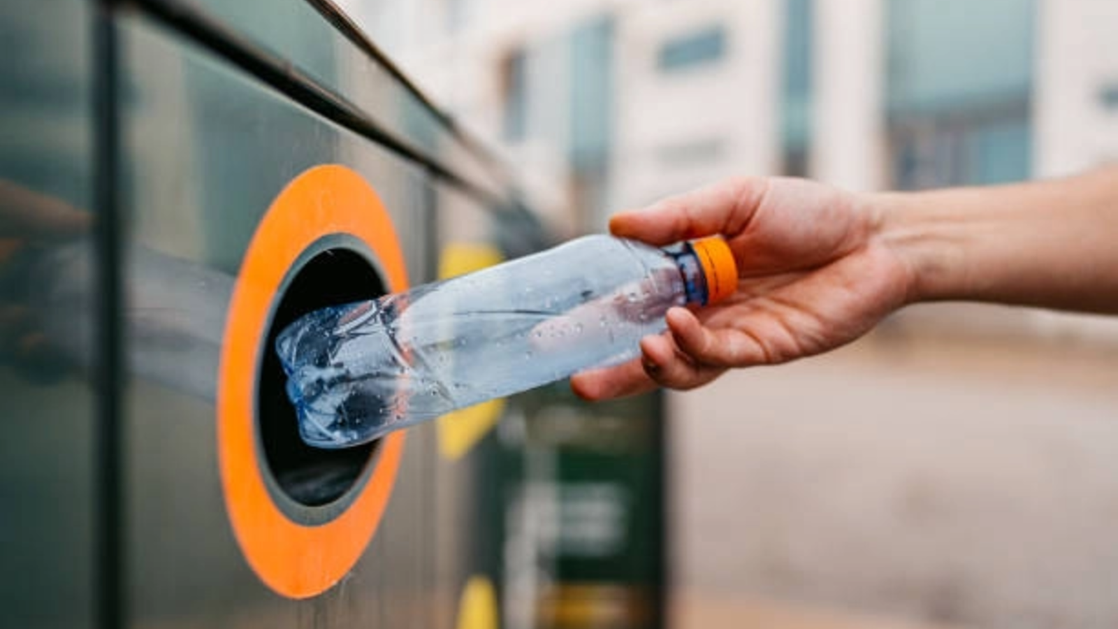 Sătul de prețurile mari la carburanți, un tânăr a început să facă acasă benzină și motorină din plastic reciclat