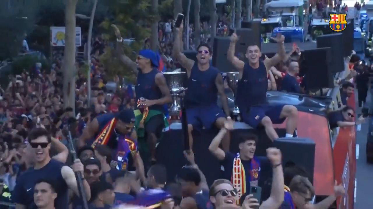 Paradă superbă în Barcelona! Campionii au făcut turul orașului înconjurați de zeci de mii de fani