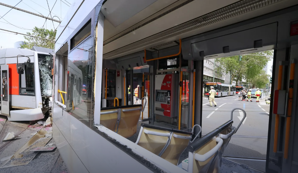 Două tramvaie s-au ciocnit frontal Dusseldorf. Zeci de persoane rănite