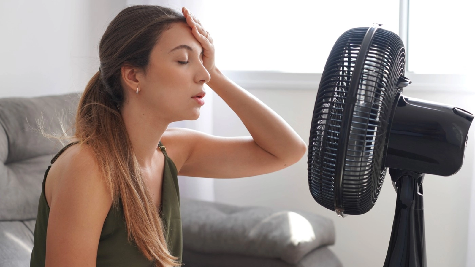Greșeala care îți poate crește factura la curent pe timp de caniculă. Ce spun specialiștii despre folosirea ventilatorului și a aerului condiționat