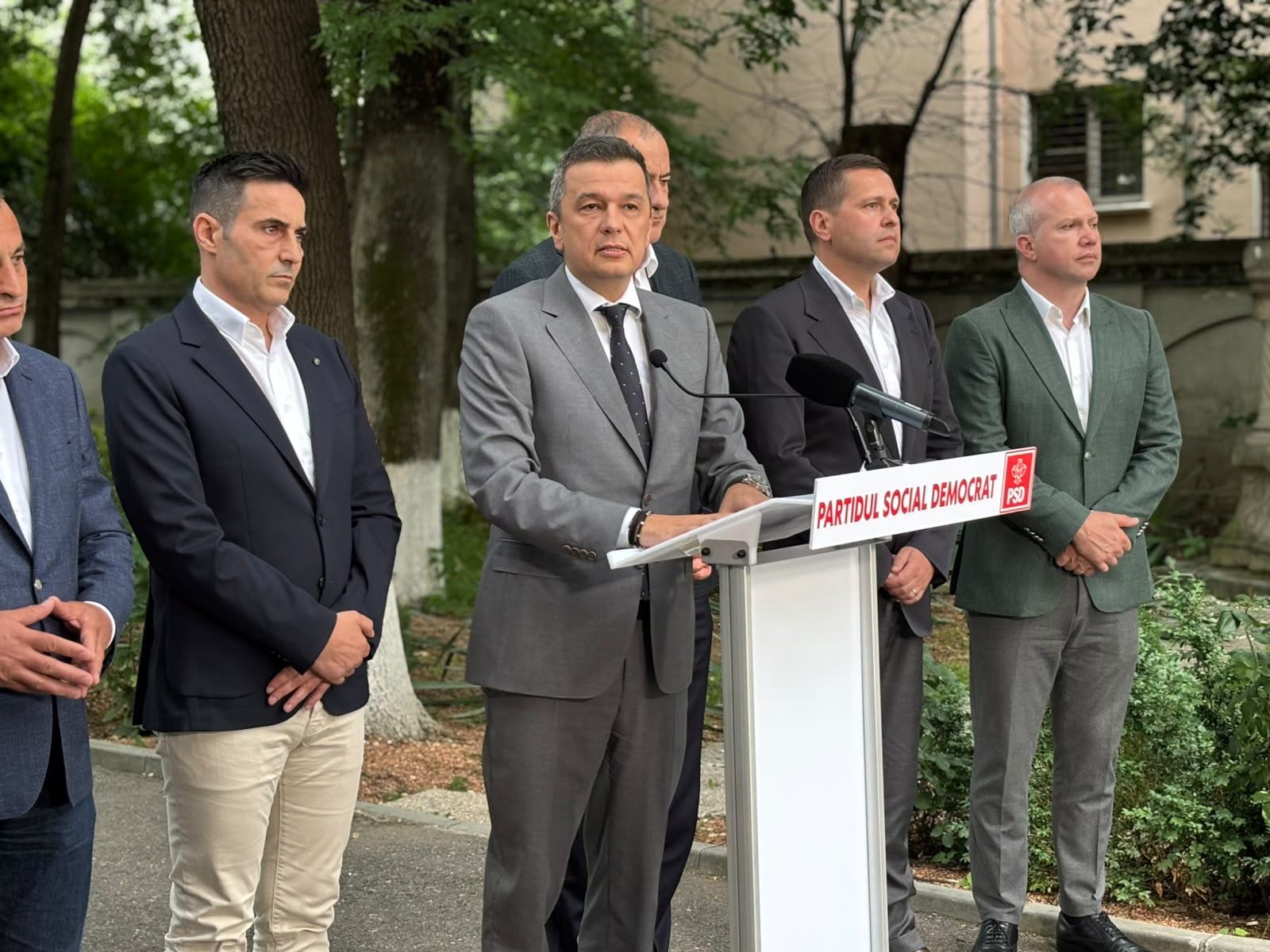 „Încearcă să blocheze tot, ca el să rămână acolo”