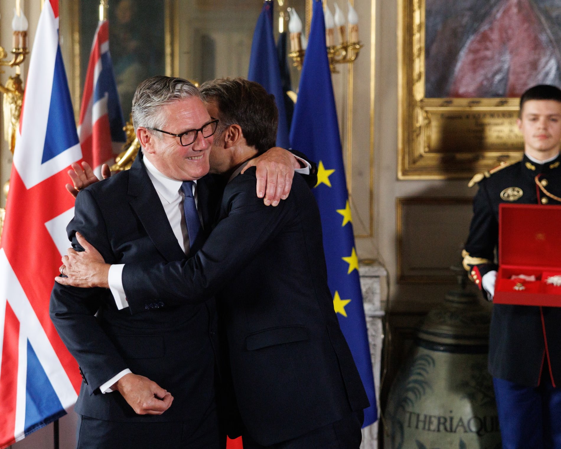 Premierul britanic Keir Starmer, decorat de Emmanuel Macron cu cea mai înaltă distincție a Franței