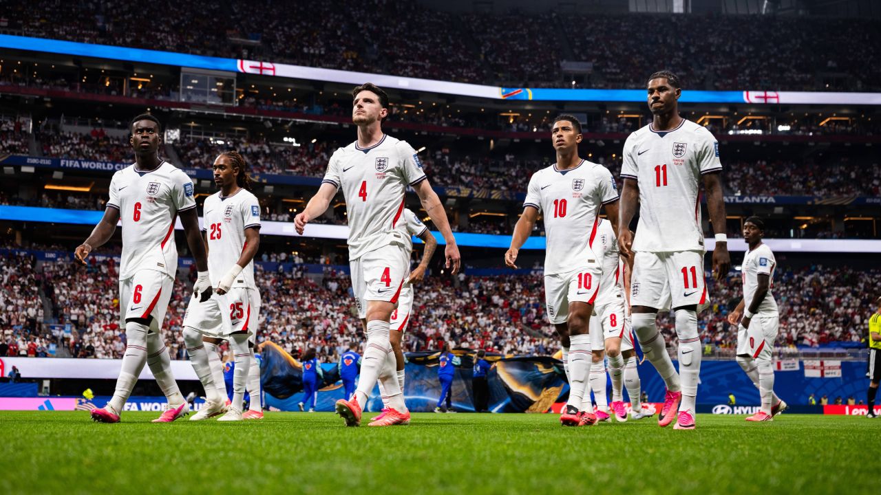 Refuzat de doi giganți din Europa, starul lui Manchester United poate semna tot în Premier League
