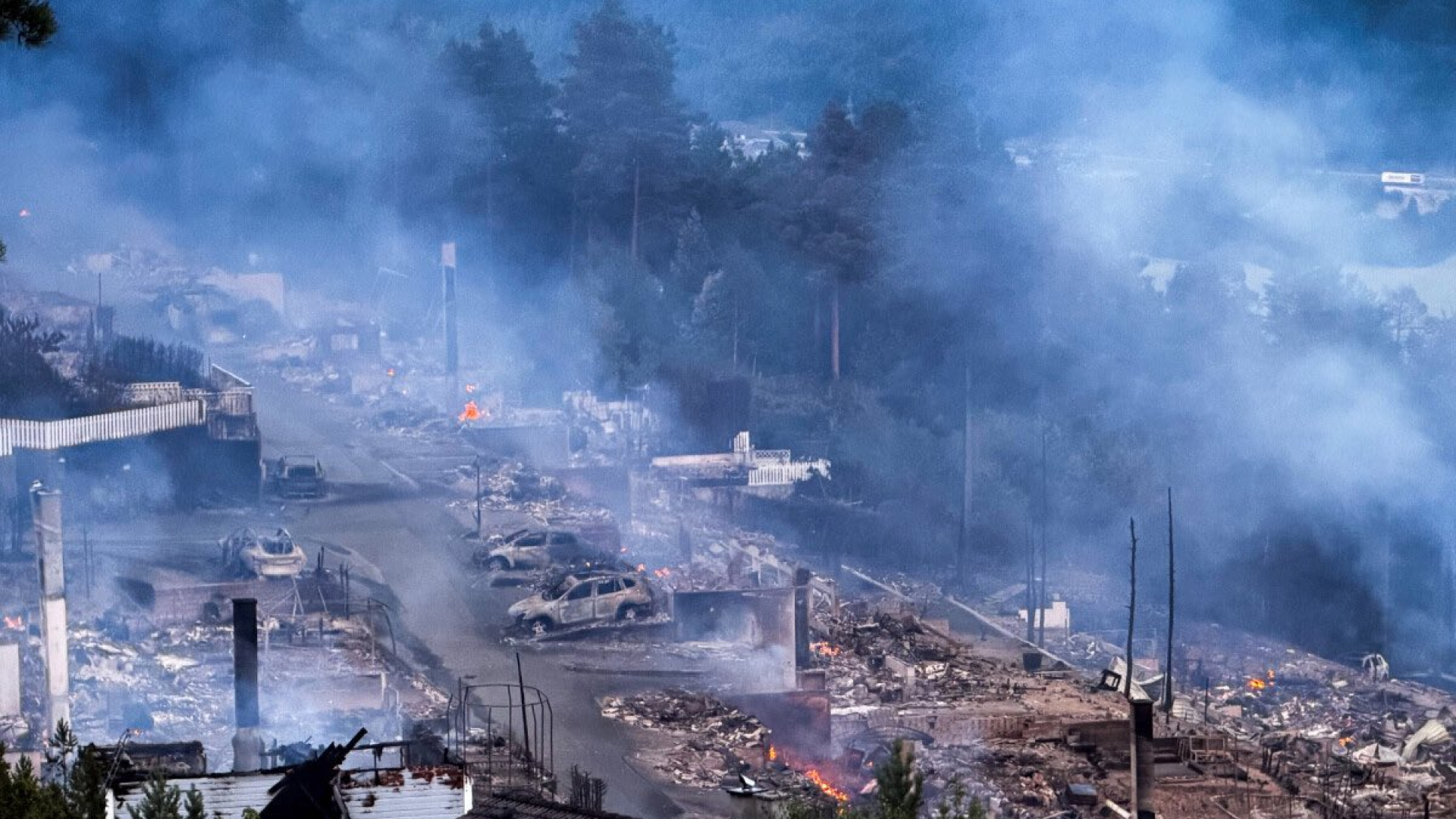 peste 100 de locuințe, mistuite de flăcări. Sute de oameni evacuați de urgență