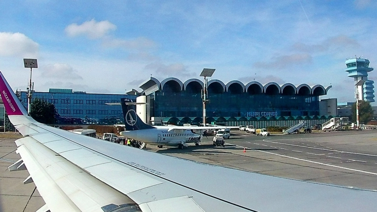 Scene incredibile pe Aeroportul Otopeni: O femeie cu 15 acte de identitate false voia să plece în Franța