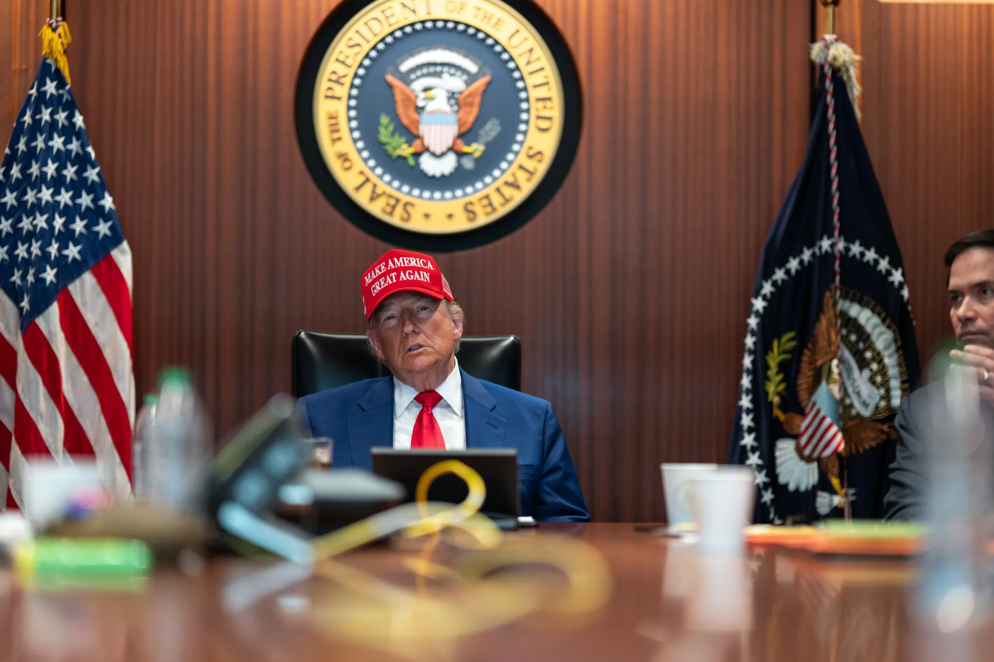 Trump bombardează Iranul pentru a zecea noapte la rând și amenință cu represalii și „mai dure” dacă mai sunt uciși militari americani