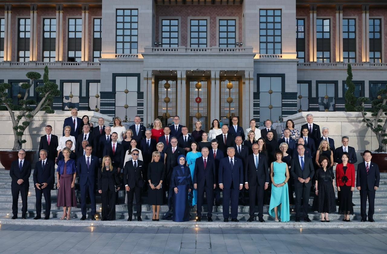 Poza de familie la dineul organizat de Erdogan pentru liderii NATO. Unde a fost poziționat Nicușor Dan în raport cu Trump și gazda summitului
