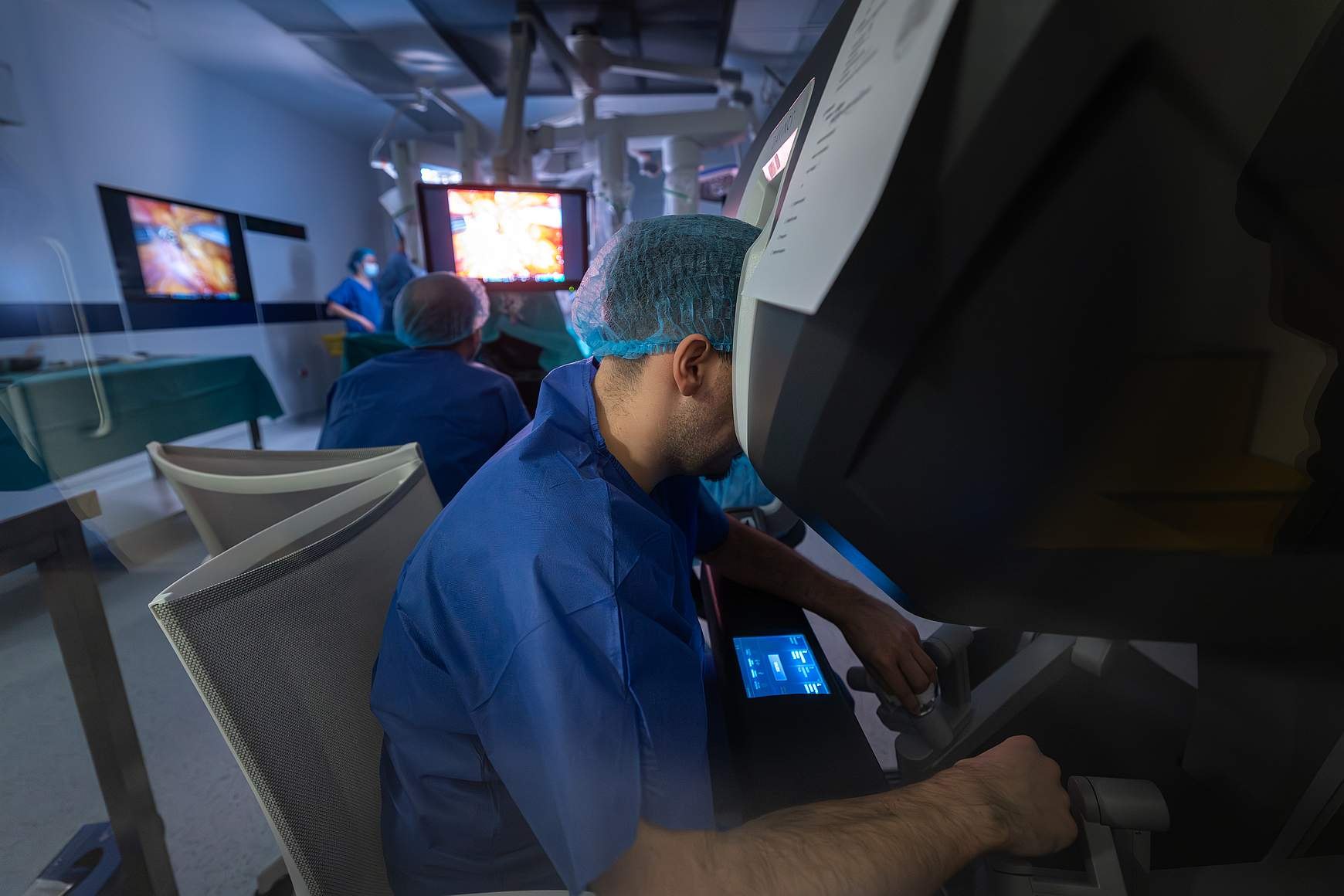 Premieră în România: o intervenție robotică pentru cancerul de prostată realizată la Băneasa Tumor Center Hospital introduce o tehnică avansată de verificare a siguranței oncologice în timpul operației
