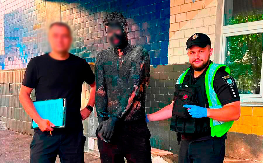 Un tânăr de 26 de ani s-a uns cu smoală pentru a deveni „invizibil” în întuneric şi a sparge un magazin. Cât le-a luat polițiștilor să-l curețe