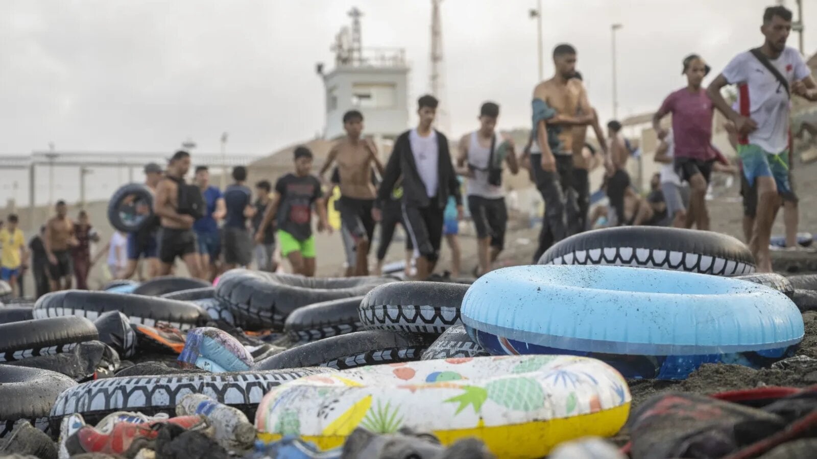 VIDEO „Nu vrem să ne întoarcem” – Proteste pe plaja din Ceuta: sute de migranți cer azil și refuză întoarcerea în Maroc