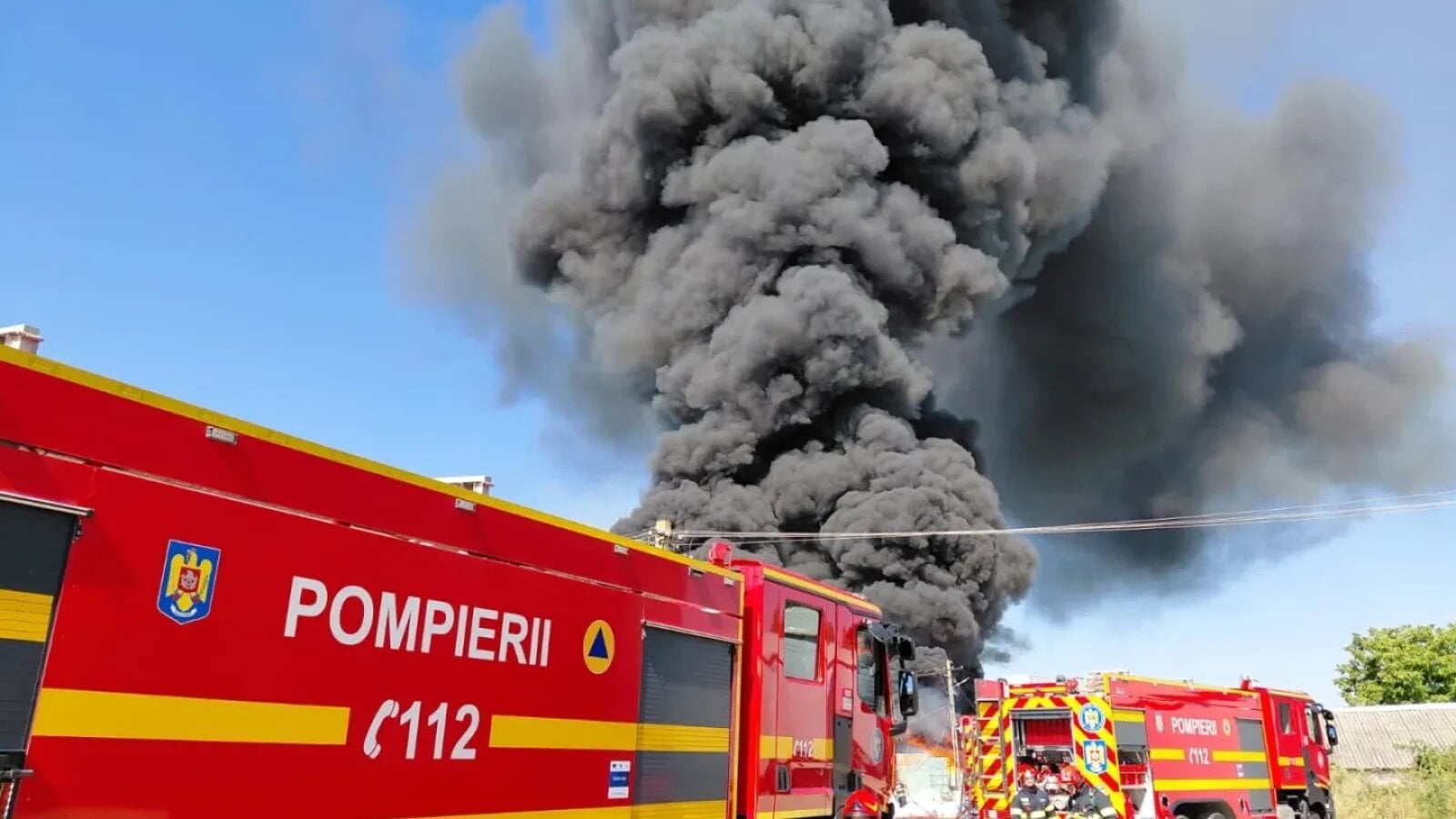 Incendiu violent la un depozit de cărbuni din Mureș. Flăcările au cuprins o hală și o locuință