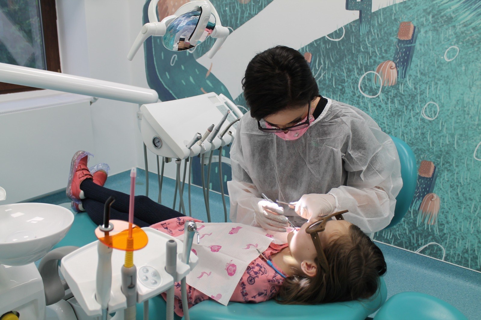 Cariile la copiii mici ar putea fi ținute sub control cu o substanţă ieftină şi eficientă. Fără freză, fără injecţii şi anestezie generală