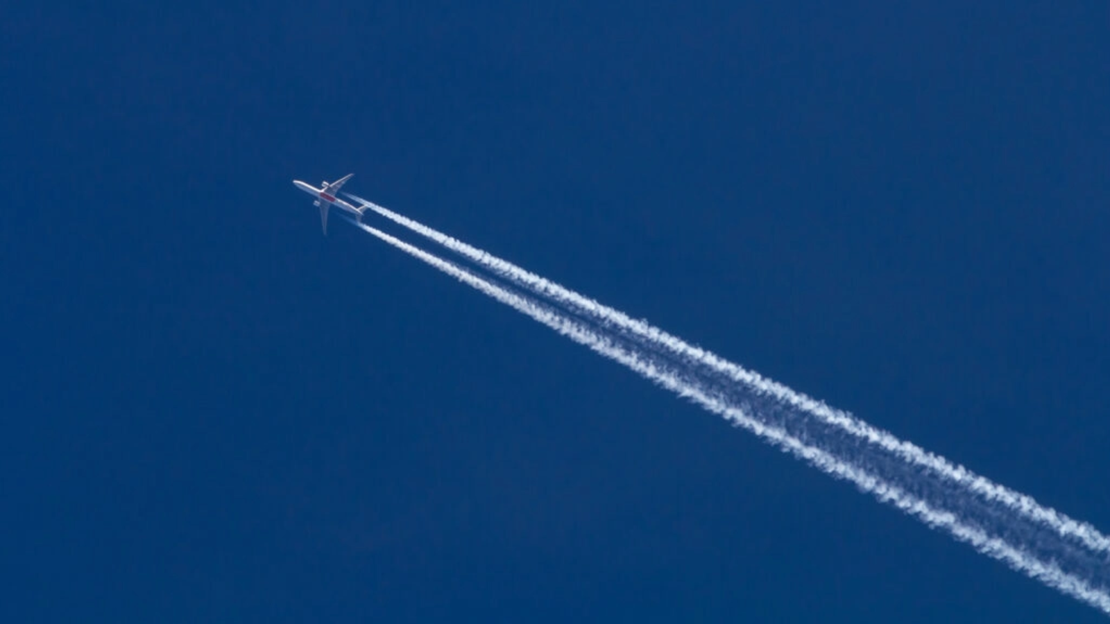 Cum ar putea dârele albe lăsate de avioane să fie reduse cu ajutorul AI. Marea Britanie pregătește o premieră mondială