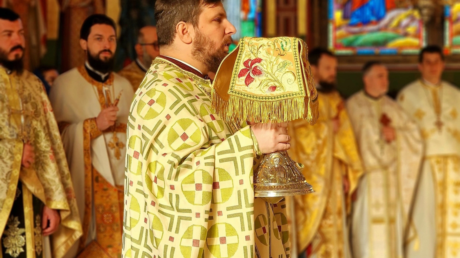 VIDEO Arhimandritul Serafim Baciu lămurește o dilemă a ortodocșilor: ‘Se spune «La mulți ani!’ de Adormirea Maicii Domnului, pentru că Adormirea Maicii Domnului nu este moartea Maicii Domnului’