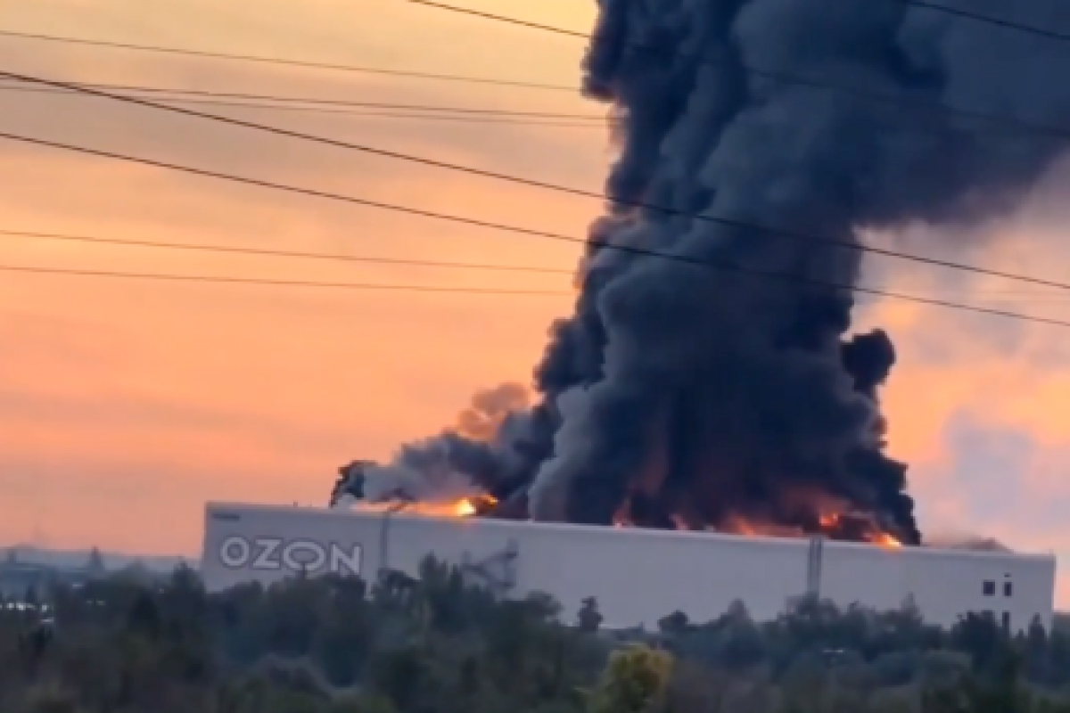 incendii uriașe la o rafinărie Rosneft și un centru logistic Ozon de 75.000 mp