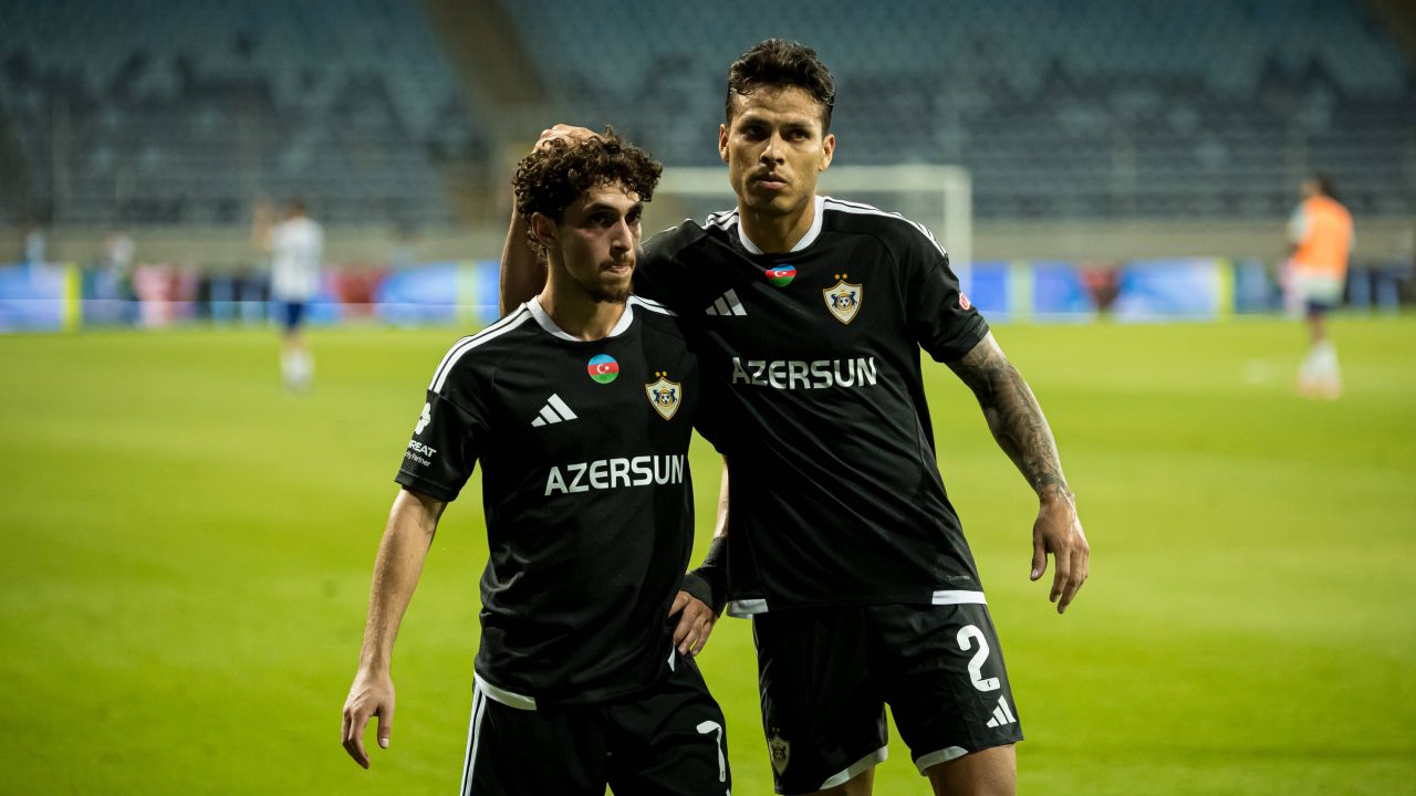 ACUM: Twente – Qarabag 0-0 este în direct pe VOYO | Duel tare în turul play-off-ului Conference League
